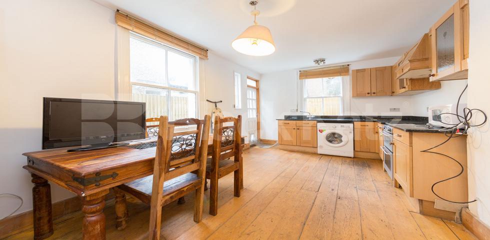 			4 Bedroom, 1 bath, 1 reception Flat			 Brewster Gardens, NORTH KENSINGTON